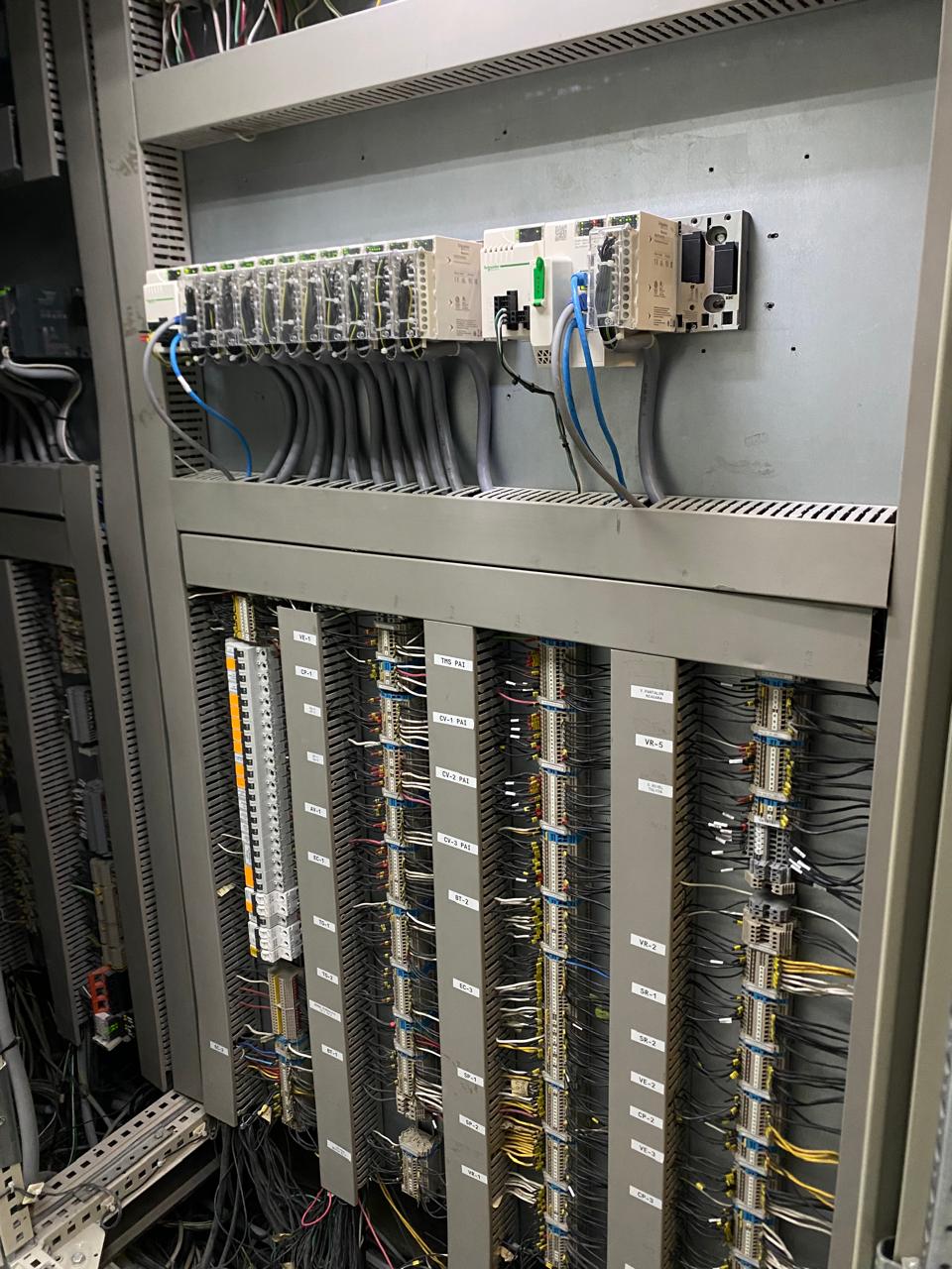 Equipos de control industrial en tablero